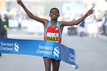 A familiar sight in Dubai - Haile Gebrselassie breaks the tape, this time in 2:06:09 (Victah Sailer)