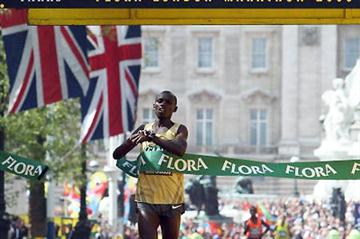 Sammy Wanjiru crosses the line to win the 2009 Flora London Marathon (Getty Images)