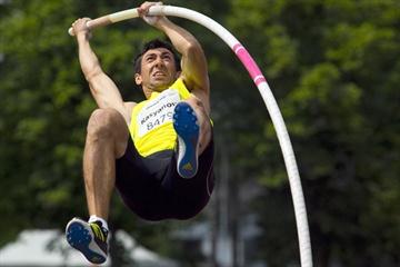 Oleksiy Kasyanov of Ukraine pole vaulting in Kladno (Pavel Gryc)