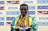 Kenenisa Bekele shows off his four Brussels' golds (two individual and two team) (Victah Sailer)