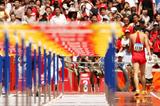 Liu Xiang walks off the track injured (Getty Images)