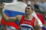 Sergey Makarov celebrates winning the javelin throw final (Getty Images)