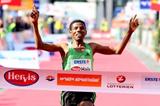 Haile Gebrselassie clocks 1:00:18 over the Half Marathon in Vienna (Victah Sailer)