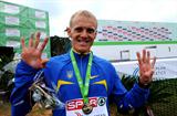 Running out of fingers - Sergey Lebid after his ninth European Cross Country title (Hasse Sjogren / DECA Text&Bild)