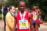 Rogers Rop (KEN) with his winner's medal in Lisbon (Costa)
