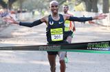 Mo Farah wins in New Orleans (Victah Sailor)