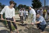 Blanka Vlasic and Pierre Weiss assist the planting of olive trees in Split (organisers)