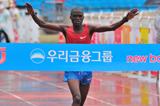 James Kwambai winning the 2011 JoongAng Seoul Marathon (Sean Wallace Jones)