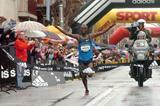 Kenya’s Samuel Wanjiru wins the 2009 Half Marathon in Granollers, Spain (R.Ferrandis/El 9 Nou)