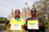 Lusapho April and Joseph Kiptum in front of the Hannover Town Hall (Victah Sailer /www.photorun.net - organisers)