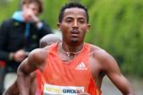Seboka Dibaba at the Dusseldorf Marathon (Victah Sailer)