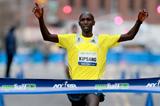 Wilson Kipsang winning at the 2013 NYC Half Marathon (PhotoRun-NYRR)