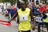 Sammy Kitwara breaks the tape in 58:58 at Rotterdam (John de Pater)