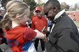 Wilson Kipketer signs some autographs in Copenhagen (Sportsfoto)