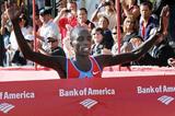Evans Cheruiyot winning the 2008 Chicago Marathon (Getty Images)