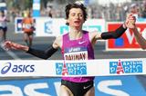 Christelle Daunay setting her 2:24:22 French national record at the 2010 Paris Marathon (Getty Images)