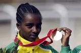 Tirunesh Dibaba  (ETH) shows her women's World junior gold medal with pride (Getty Images)