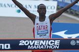 Mubarak Hassan Shami celebrates his win at the 2005 Venice Marathon (Lorenzo Sampaolo)