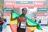 Tilahun Regassa celebrates his 2:05:38 victory at the Rotterdam Marathon (Erik van Leeuwen)